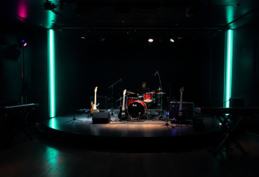 Live-Bühne für einen großen Club